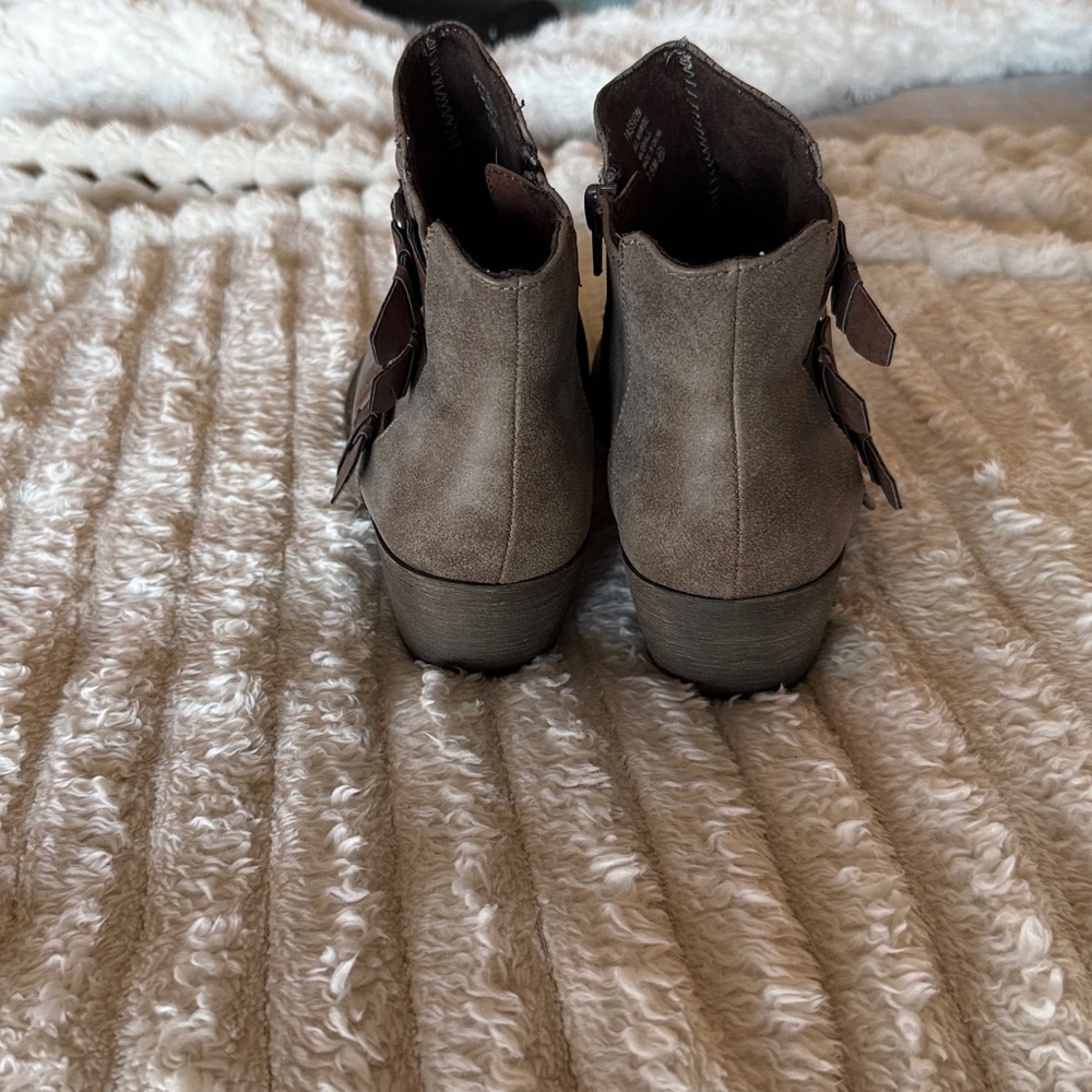 Stylish Brown Ankle Boots with triple buckles - Picture 4 of 8